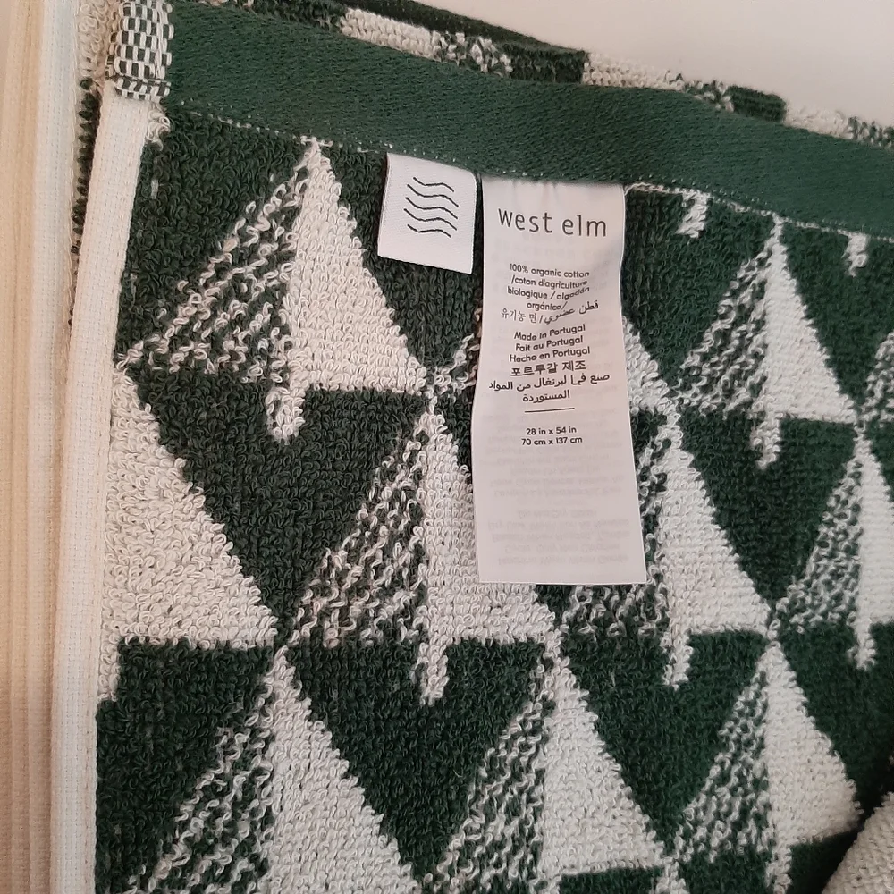 *West Elm Modern Pine Tree Jacquard Bath Towel (1 Towel)